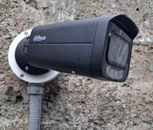 Cámara de seguridad exterior instalada en empresa Antofagasta